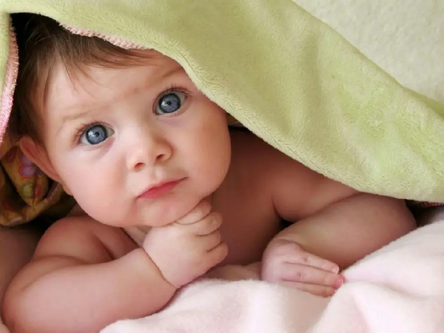 Famous wallpaper from the lookInteresting, colorful eyes under the blanket