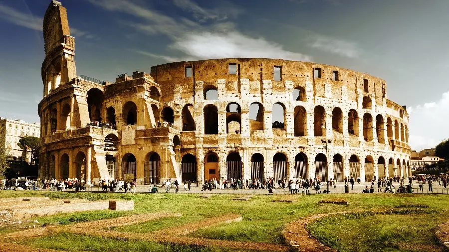 Common Image of the Colosseum and People Around It with a Weak Grass