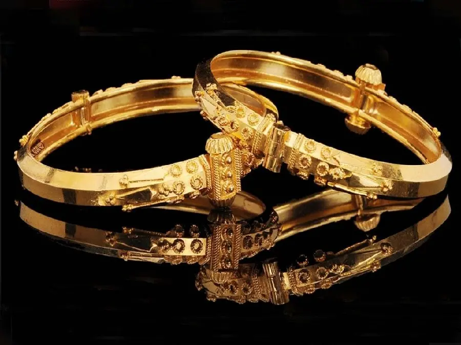 Attractive 8K Wallpaper of Gold Bracelets with Modern Highlight Design