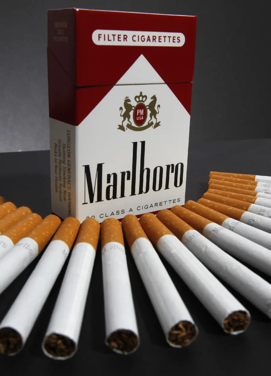 A special background image of a Marlboro filter cigarette box and its threads arranged in front of it