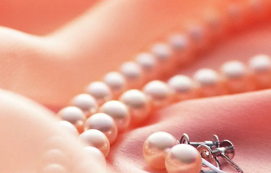High quality wallpaper of a pink pearl necklace with earrings