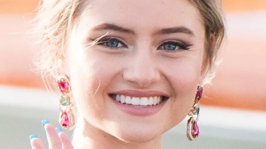 Download the spectacular image of Lenny Klum with a beautiful smile for your desktop 