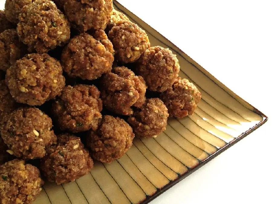 Download the best wallpaper of a magnificent and delicious meatball with a cream triangular plate