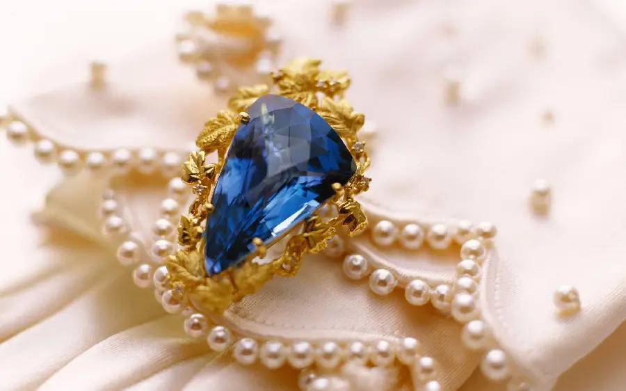 Sparkling gold jewelry with pure sapphire gem suitable for uploading to Instagram
