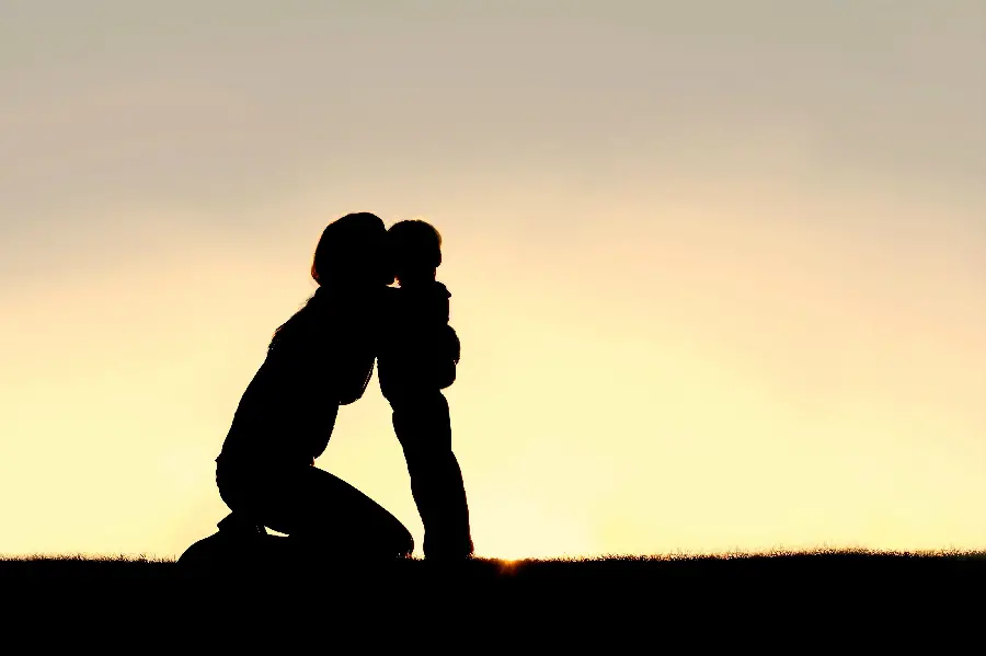 Download 8K artistic photo of mother and child shadow with direct link 