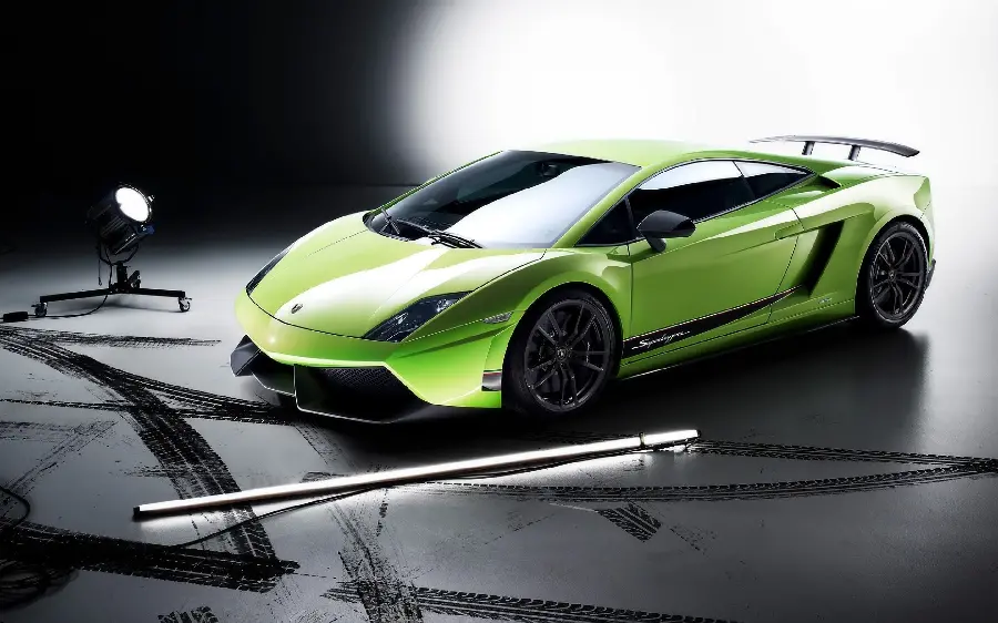 Photo of a green Lamborghini Gallardo for high-quality poster printing 2022 