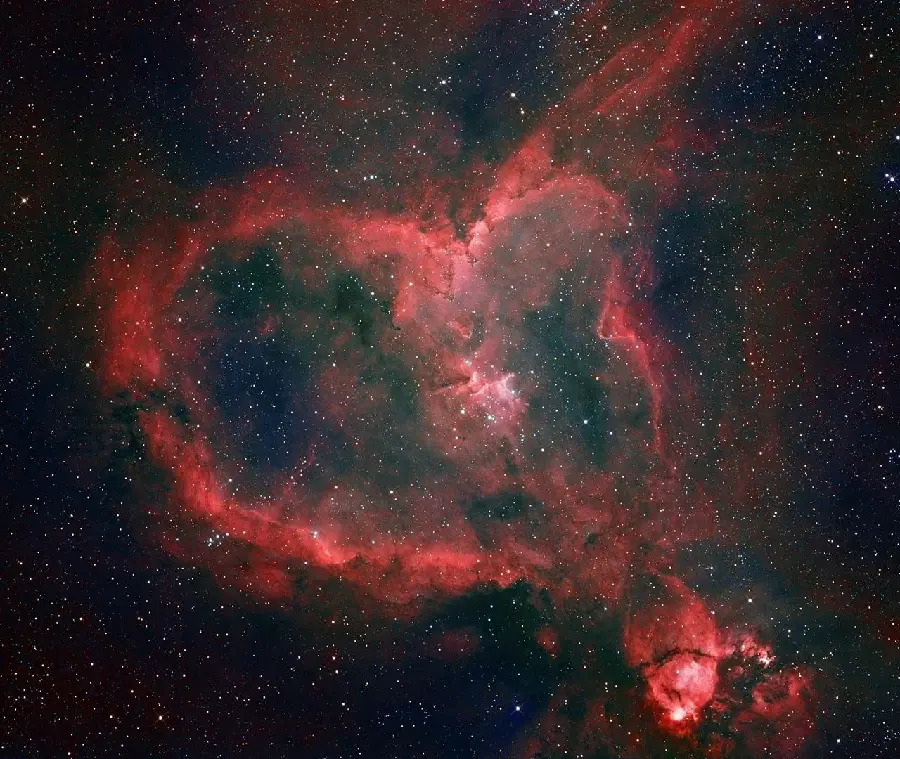 Amazing Image of Heart Nebula with Red Surroundings in HD Quality Suitable for Apple Phones