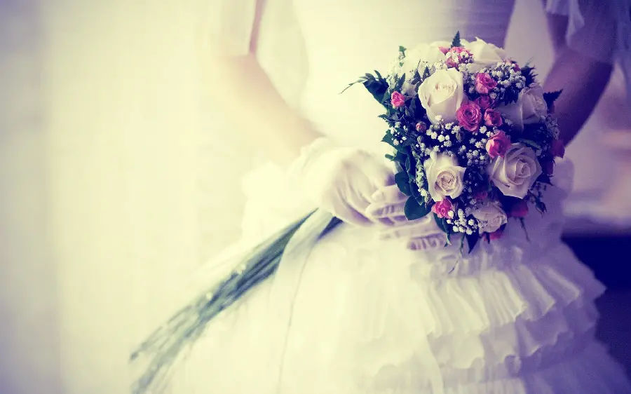 High quality picture of bride and her beautiful bouquet suitable for telegram