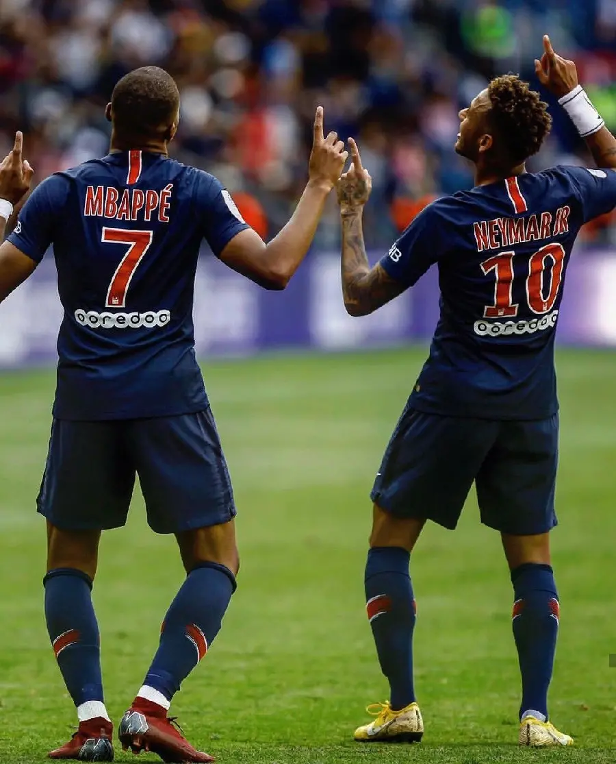 Download cloud and wind background of Neymar and Mbappe's joy after defeating the opponent