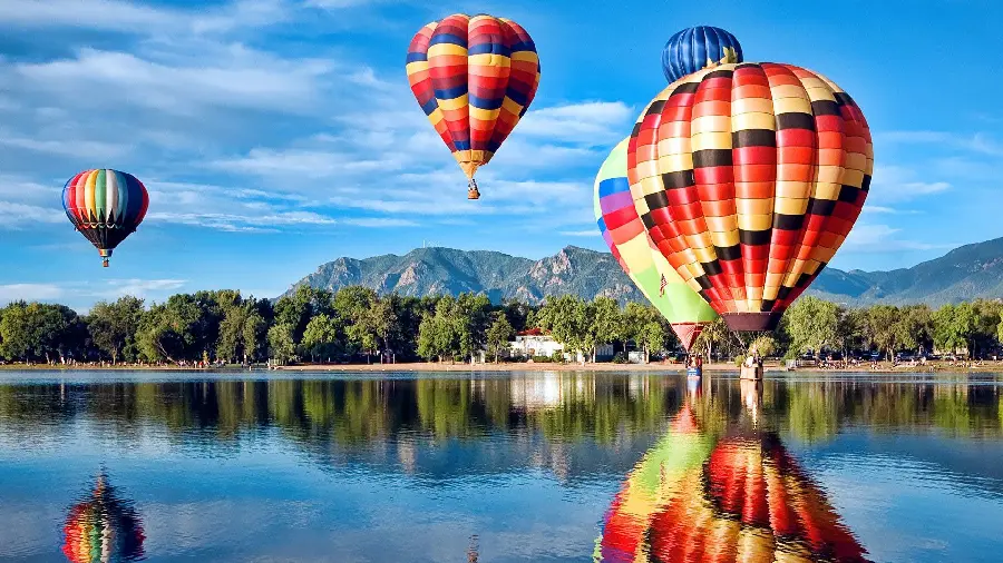 Download photos of tourism and travel for advertising