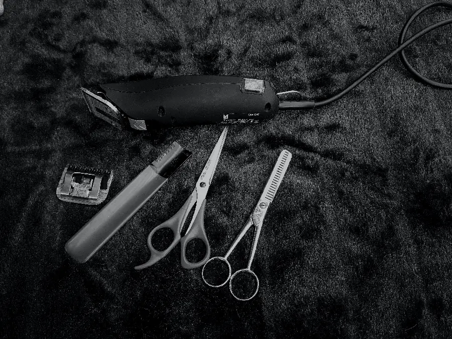 HD black and white image of a famous men's barber tool