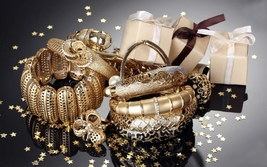 Image of a gold jewelry package with international and beautiful designs for stylish and attractive ladies