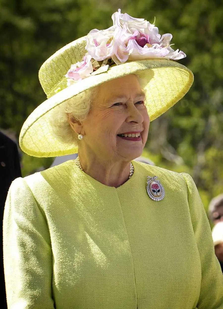 Full HD image of the late Queen Elizabeth in a beautiful green dress
