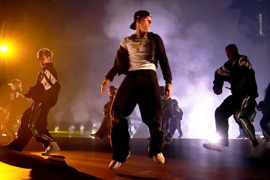 Cool wallpaper of the famous Justin Bieber performing in concert