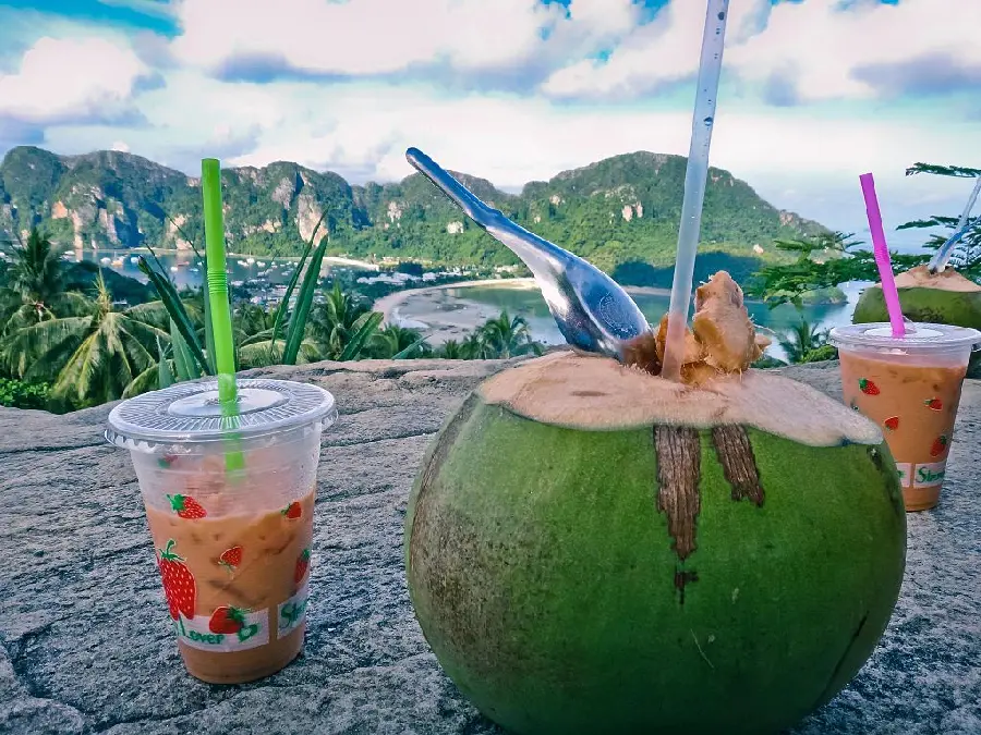 Download an attractive photo of a coconut drink and an ice pack together for Instagram stories and posts
