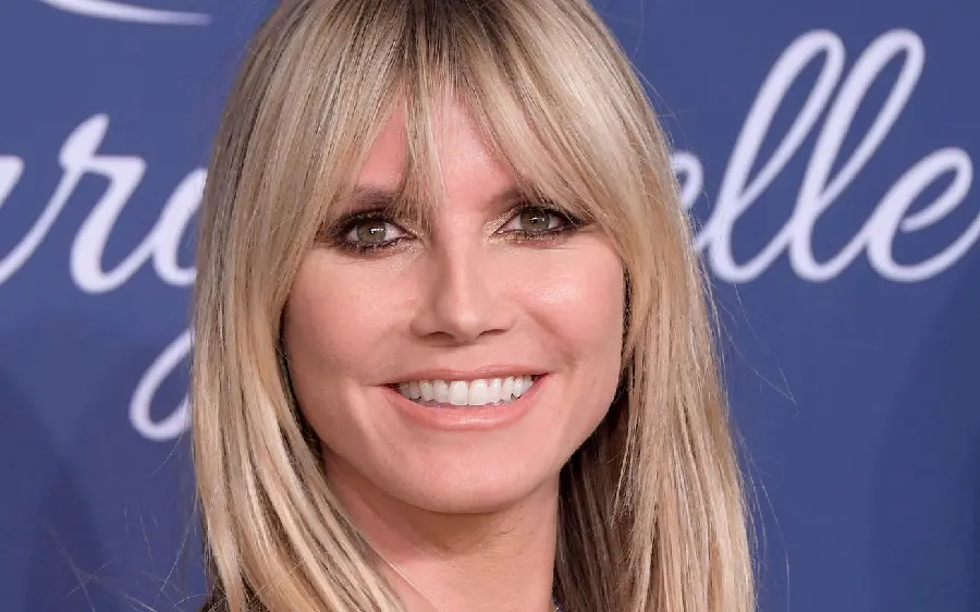 Download Heidi Klum's photo with a dreamy smile in HD quality