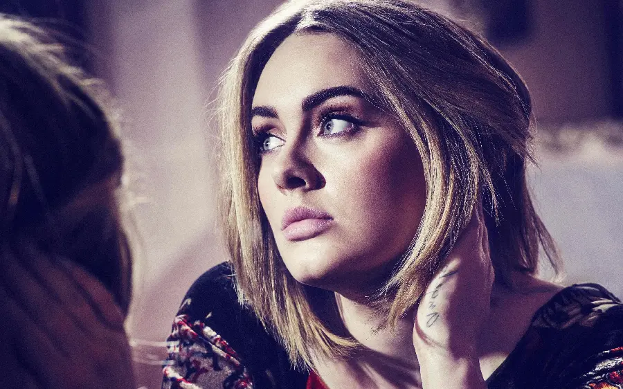 Download a photo of the famous British singer Adele looking thoughtfully at a distant place