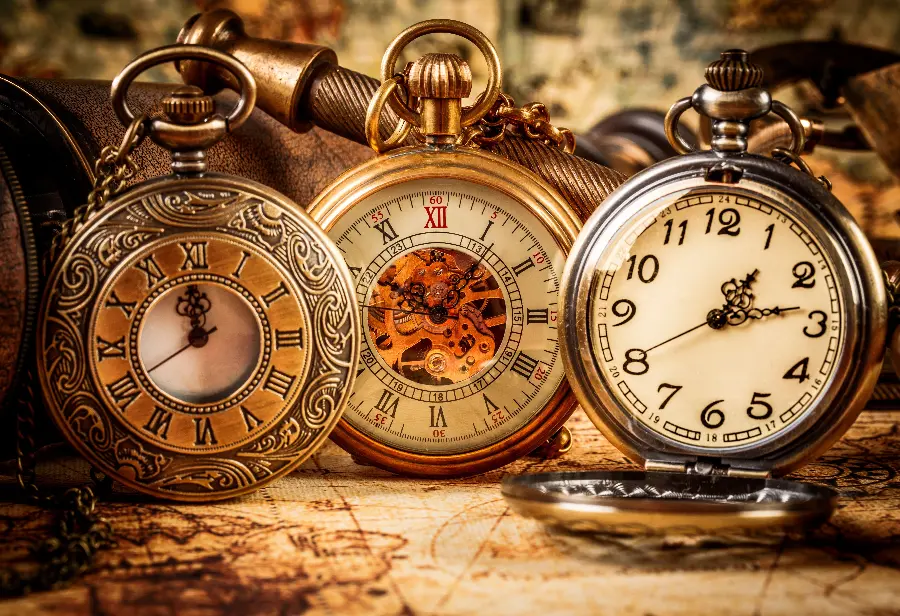 Interesting wallpaper of beautiful old clocks for Windows 12