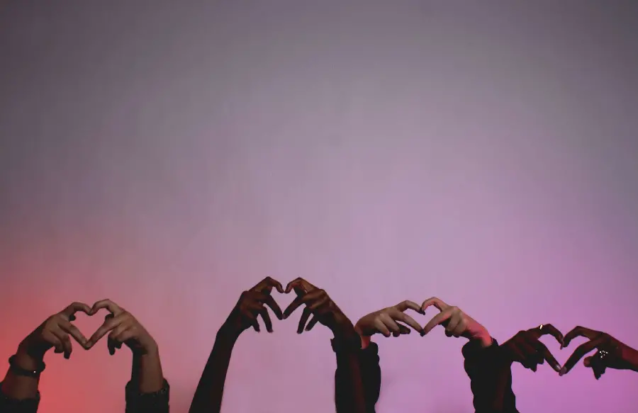 Download cool photo of making a heart with friends' hands in HD quality for Instagram stories and posts 