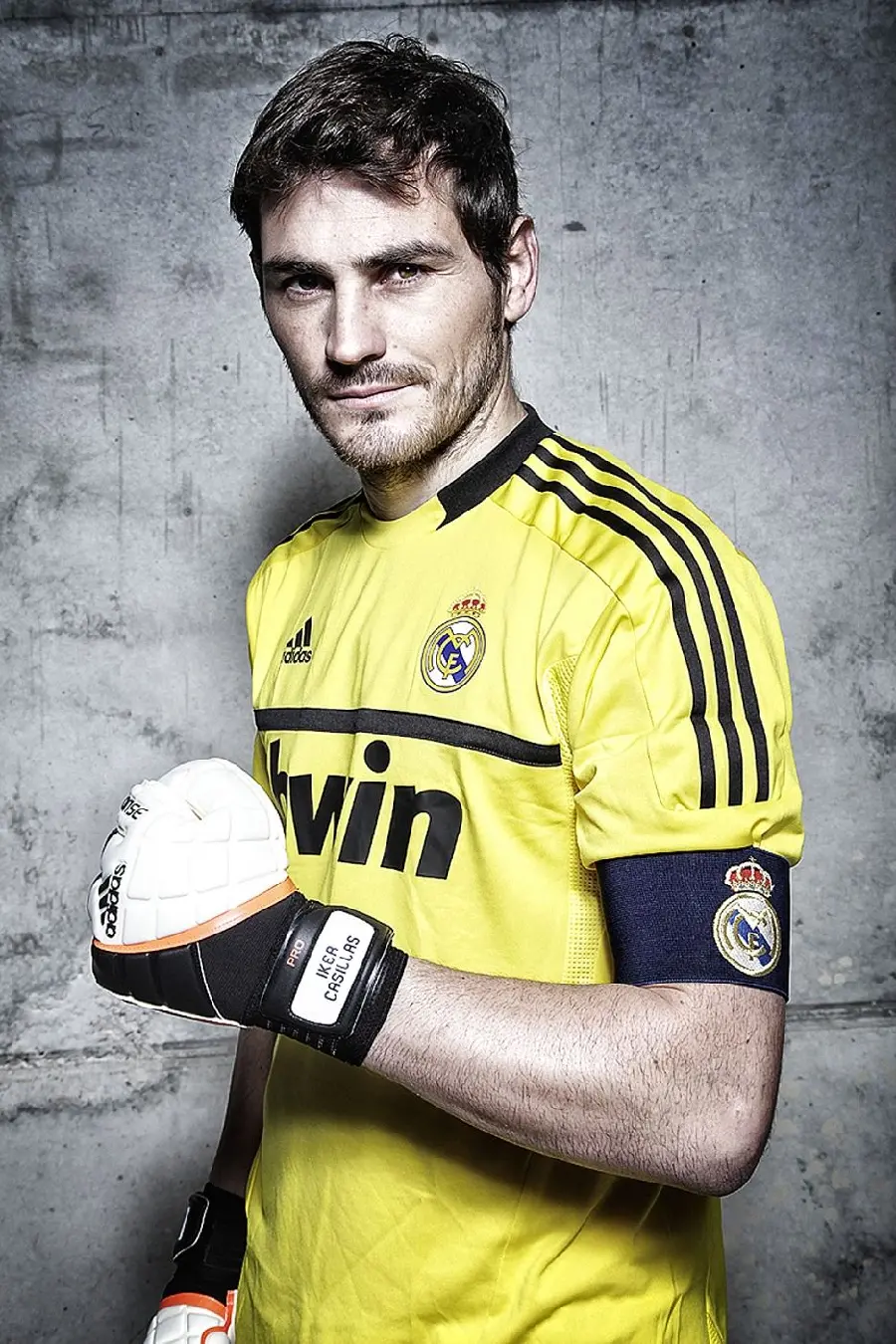 High quality wallpaper of Casillas with yellow shirt