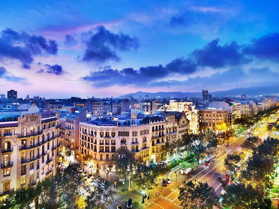 Download a clean background image of the busy and beautiful streets of Barcelona with HD quality, suitable for Telegram