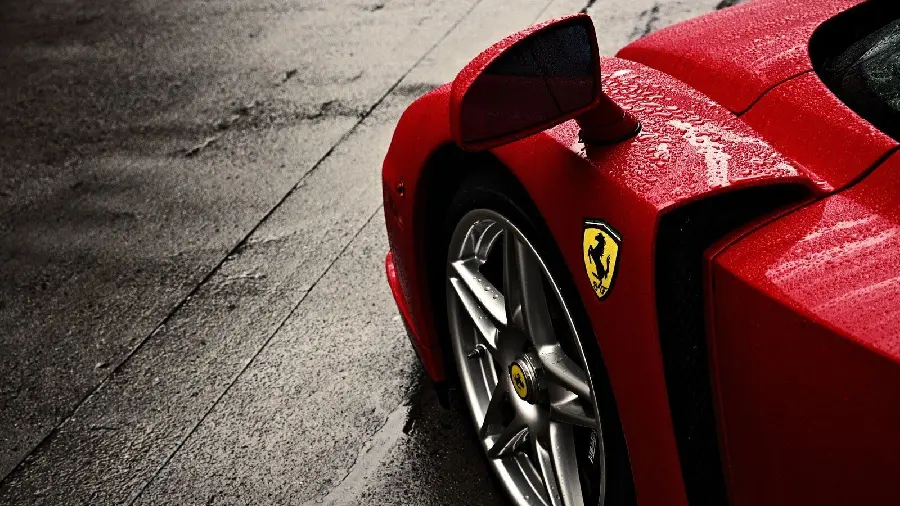 Download the minimal image and wet side mirror of the Ferrari Enzo in good quality