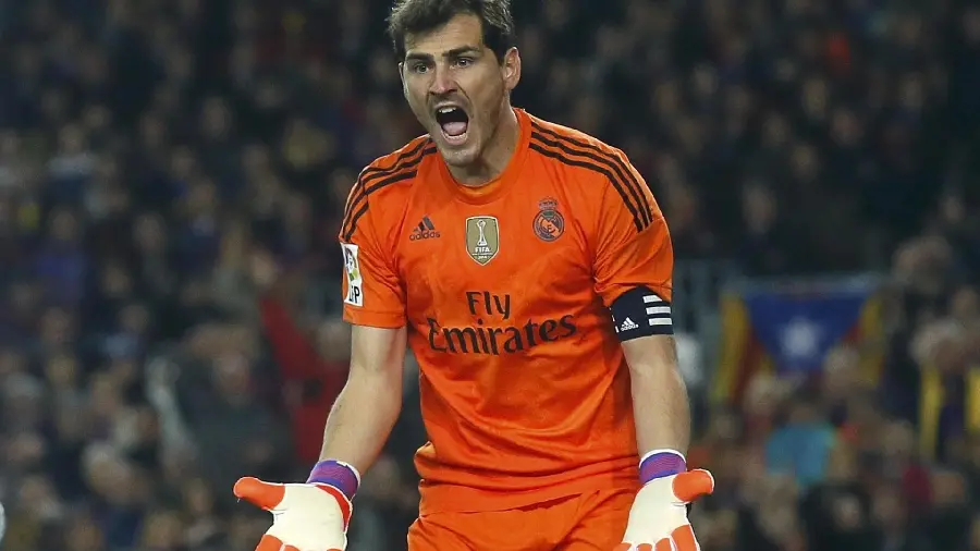Beautiful wallpaper of Casillas from Madrid with the shirt Orange