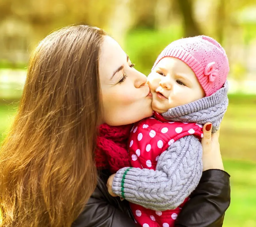 Beautiful and lively HD photo of mother and child for Instagram post 