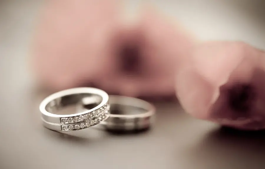 Download vector with background Unknown of two rings one with a small diamond in two rows