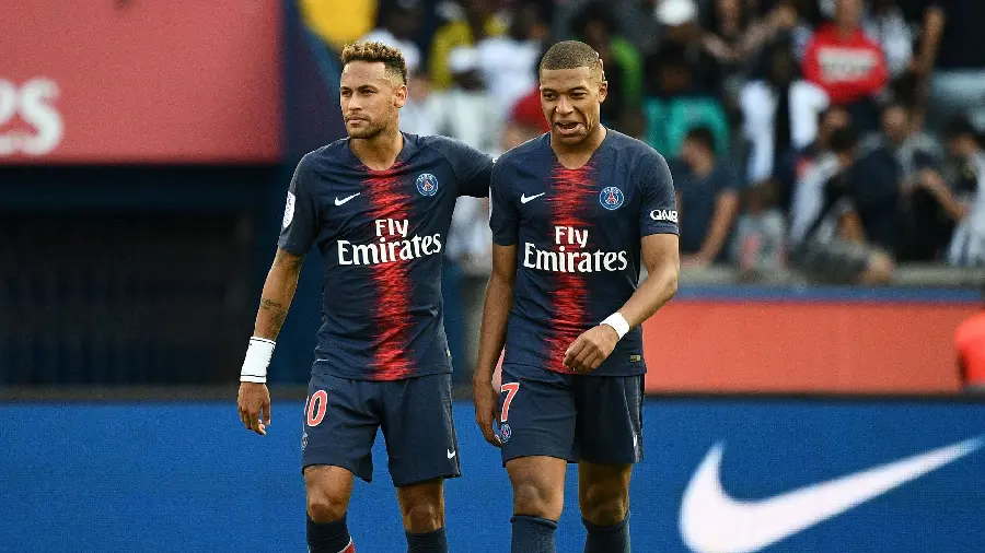 Fantasy photo of Neymar and Mbappe on the football field