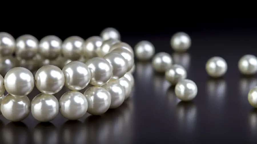 HD background of a pearl necklace that has been opened
