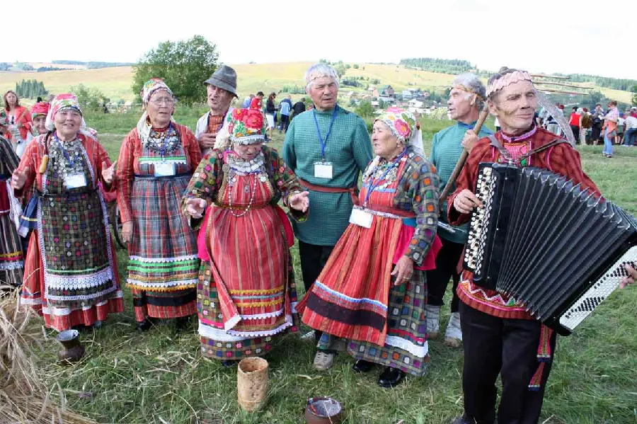 Download a beautiful nostalgic background photo of Russian girls in cute national costumes in a green space in hd quality