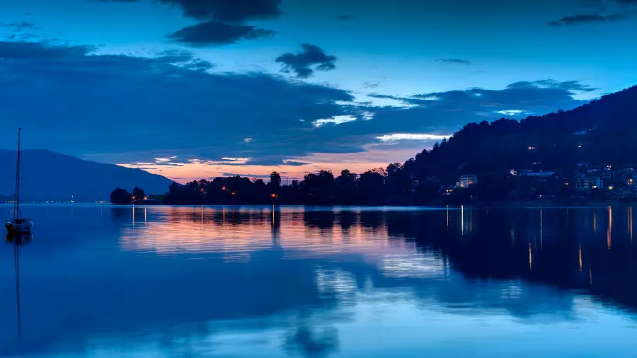 Masterpiece wallpaper of beautiful sunset nature on the shore of the lake for computer 