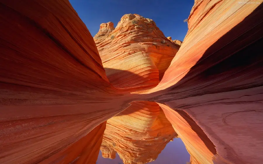 Beautiful wallpaper of wavy rocks in the Arizona desert