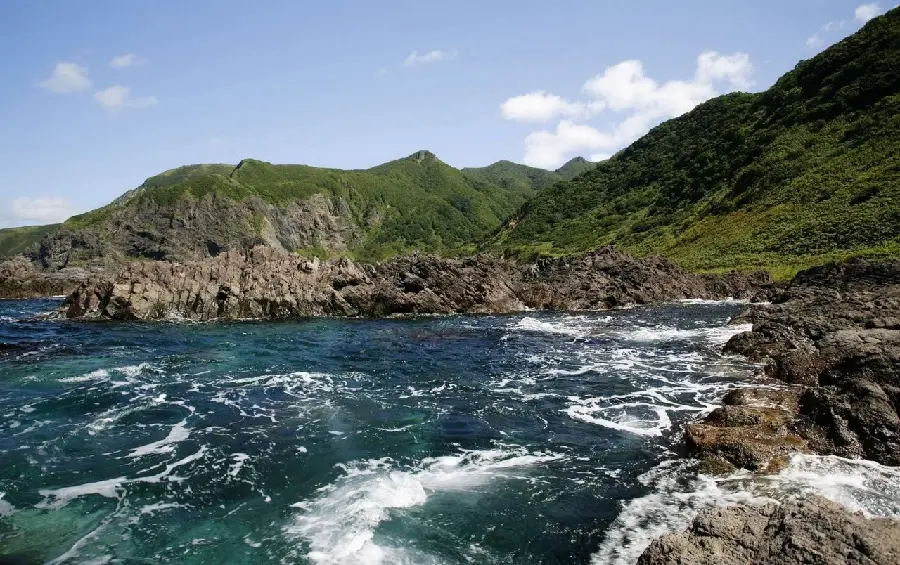 Download a pleasant background image of the ocean and the rocky mountains in high quality hd