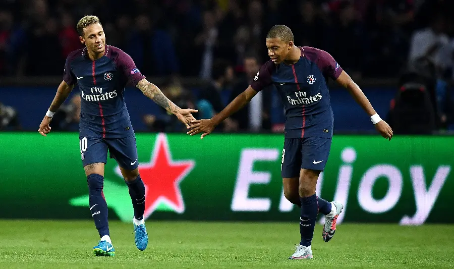 Photo with eyes closed of Neymar and Mbappe together