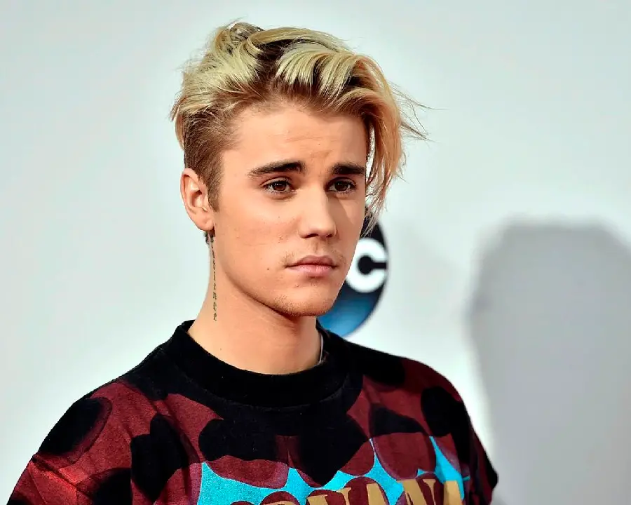 Justin Bieber profile photo with serious face and golden hair 
