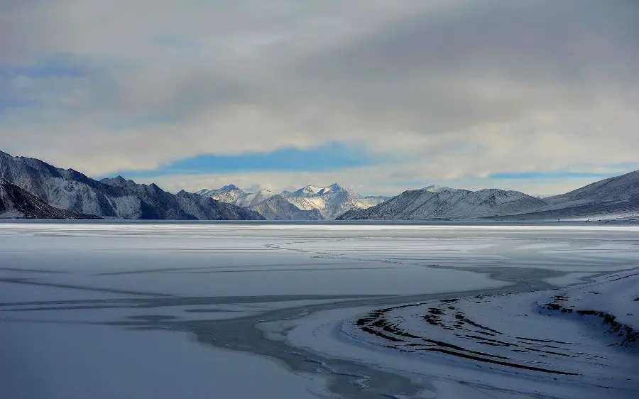 Magical wallpaper of snowy land in Siberia for Windows 11