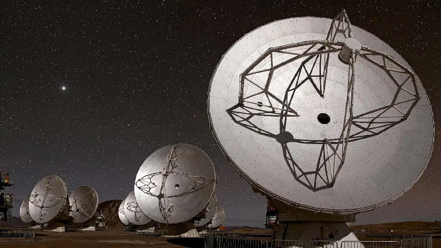 Amazing wallpaper of a satellite dish in a starry night