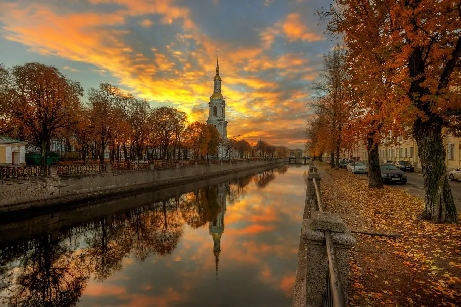 Download a special Apple phone wallpaper of an autumn landscape by the clear water in the city of St. Petersburg, Russia