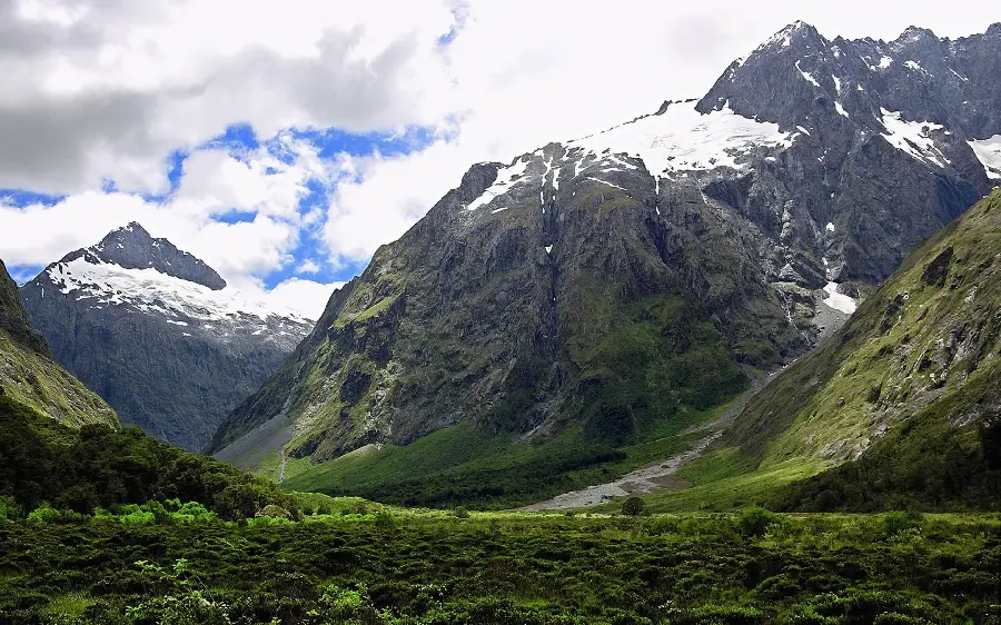 Cool computer wallpaper of snowy mountains in New Zealand