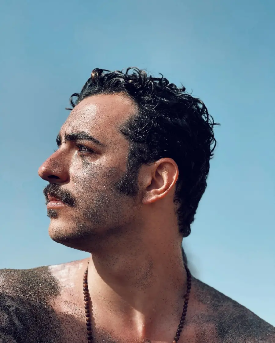 Beautiful background of Ali Shadman with a dusty face 