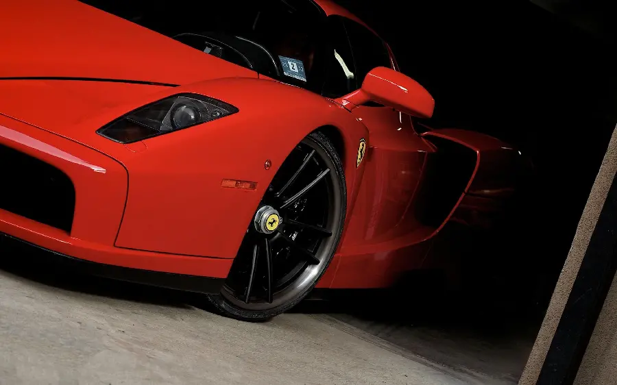 Beautiful wallpaper from the left side of the Ferrari Enzo in good quality