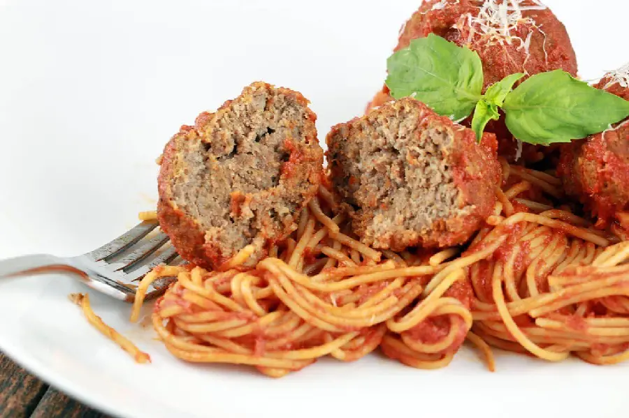 Full HD quality wallpaper of the most important and energetic food, halved meatballs with pasta and tomato sauce and mint garnish