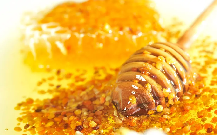 A brilliant and detailed image of natural honey for virtual sale
