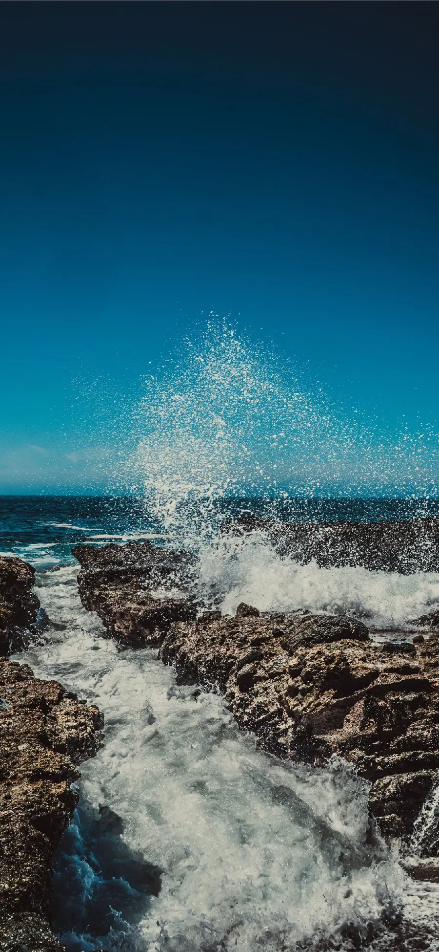 Wallpaper for Android phones with a view of rocks and water