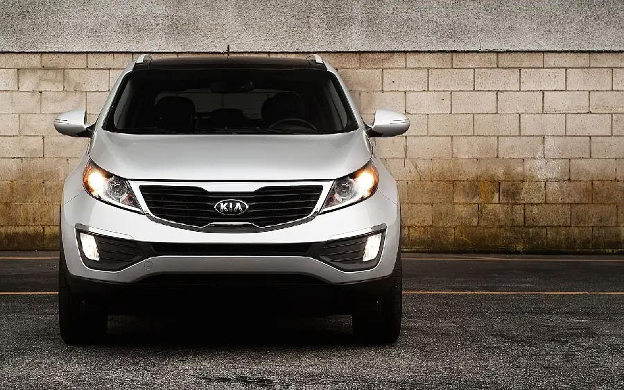 Front view of Kia Sportage with masterpiece details