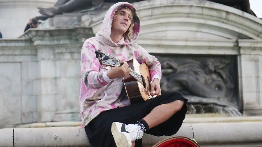 Most Viewed Photo of Justin Bieber Playing Guitar 2022