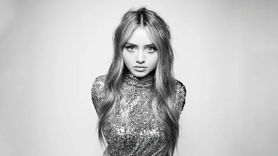 Download an attractive image of Leni Klum with a black and white theme from an interesting angle in 8k quality