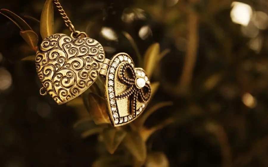Amazing Stock Photo of Heart-Shaped Gold Jewelry Design in Full HD Quality